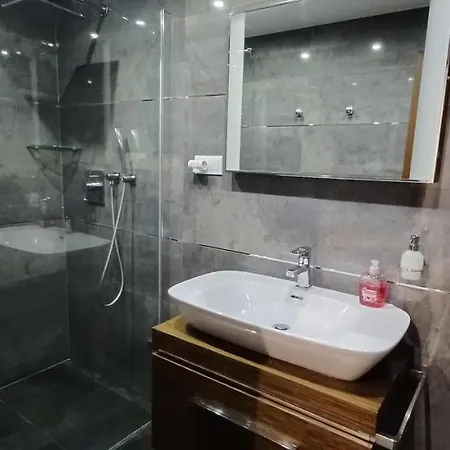 Modern Apartment, 300m From Main Street And Aupark 아파트 *